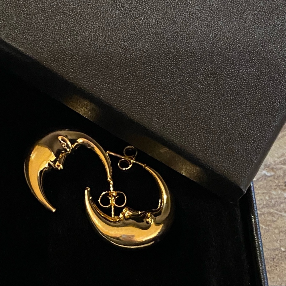 Macy's 14K Gold Plated Moon Crest Crescent Hoop Earrings NIB - Picture 4 of 13